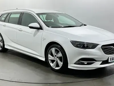 Used Vauxhall Insignia SRi 170 HP (125 kW) 2019 White Hatchback