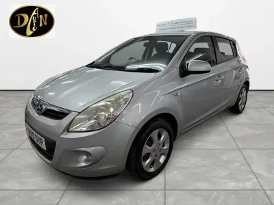 Begagnad Hyundai i20 Comfort 101 HK (74 kW) 2010 Silver Halvkombi