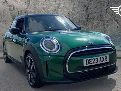 Begagnad Mini Cooper Exclusive 134 HK (98 kW) 2023 Grön Halvkombi