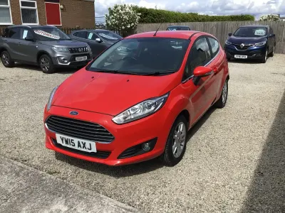 Usado Ford Fiesta Zetec 82 HP (60 kW) 2015 Vermelho Citadino