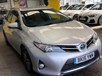 Używany Toyota Auris Hybrid 2015 Srebrny Kombi