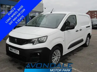 Begagnad Peugeot Partner Premium 131 HK (96 kW) 2021 Vit Minibuss