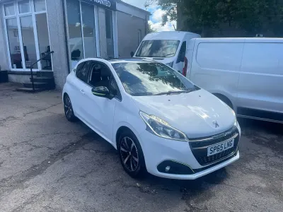 Used Peugeot 208 Allure 82 HP (60 kW) 2015 White Hatchback