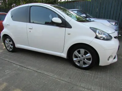 Usado Toyota Aygo 68 HP (50 kW) 2012 Branco Citadino