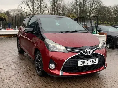 Usado Toyota Yaris Design 99 CV (72 kW) 2017 Rojo Utilitario