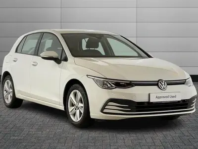 Begagnad VW Golf VII Life 150 HK (110 kW) 2020 Vit Halvkombi