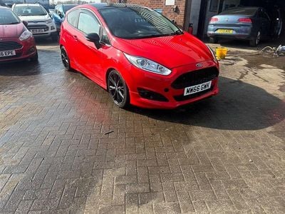 Usado Ford Fiesta Zetec 140 HP (102 kW) 2016 Vermelho Citadino