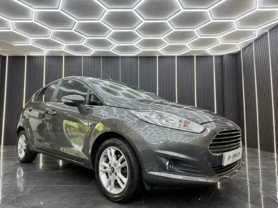 Begagnad Ford Fiesta Zetec 100 HK (73 kW) 2017 Grå Halvkombi