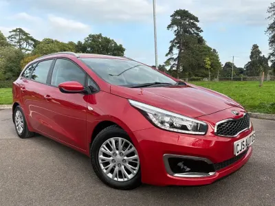 Begagnad Kia Ceed 2018 Röd Halvkombi