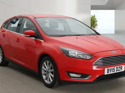 Begagnad Ford Focus Titanium 2015 Röd Halvkombi