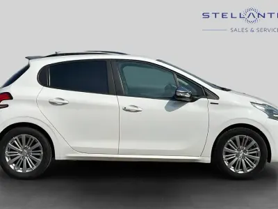 Used Peugeot 208 Signature Sky 81 HP (59 kW) 2019 White Hatchback
