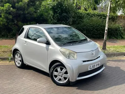 Usado Toyota iQ 68 HP (50 kW) 2009 Prateado Citadino