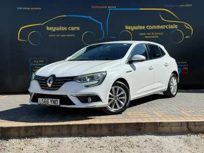 Used Renault Mégane Dynamique 130 HP (95 kW) 2016 White Hatchback
