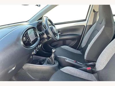 Used Toyota Aygo X PURE 72 HP (52 kW) 2023 White SUV