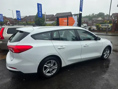 Used Ford Focus Zetec 125 HP (91 kW) 2022 White Estate