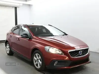 Käytetty Volvo V40 SE 150 HP (110 kW) 2015 Punainen Viistoperä