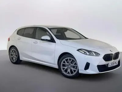 Begagnad BMW 120 Sport Line 170 HK (125 kW) 2025 Vit Halvkombi