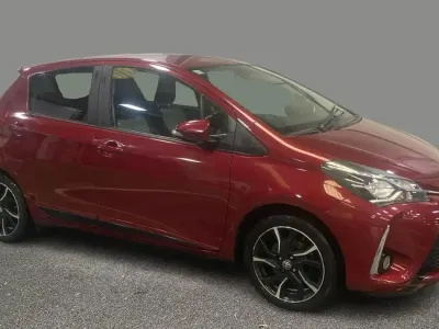 Begagnad Toyota Yaris Design 111 HK (81 kW) 2017 Röd Halvkombi