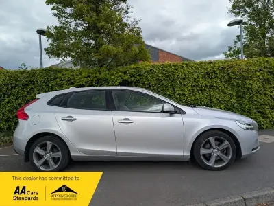 Used Volvo V40 Momentum 122 HP (89 kW) 2016 Silver Hatchback