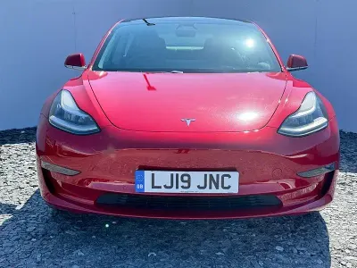 Używany Tesla Model 3 254 kW (346 KM) 2019 Czerwony Sedan/Limuzyna