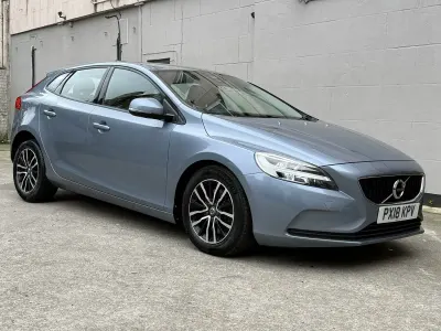 Used Volvo V40 Momentum 120 HP (88 kW) 2018 Blue Hatchback