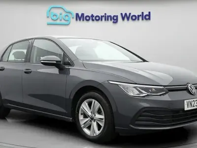 Begagnad VW Golf VIII Life 150 HK (110 kW) 2023 Grå Halvkombi