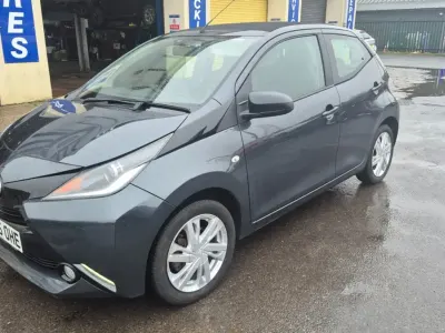 Usado Toyota Aygo x-press 69 CV (50 kW) 2015 Gris Utilitario