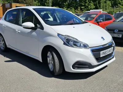 Gebraucht Peugeot 208 Active 81 PS (59 kW) 2015 Weiß Kleinwagen