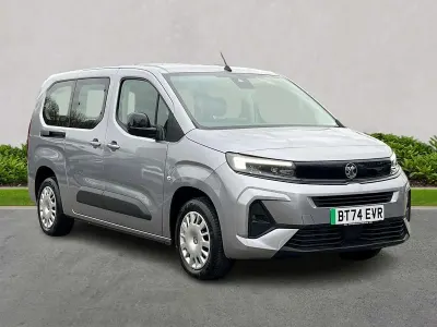 Usado Vauxhall Combo Design Edition 100 kW (136 HP) 2024 Cinzento Monovolume