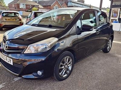 Begagnad Toyota Yaris 69 HK (50 kW) 2014 Svart Halvkombi