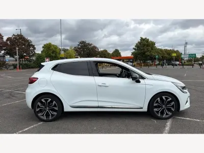 Used Renault Clio Techno 90 HP (66 kW) 2022 Solid  glacier white  Hatchback