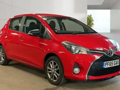 Used Toyota Yaris 99 HP (72 kW) 2016 Red Hatchback
