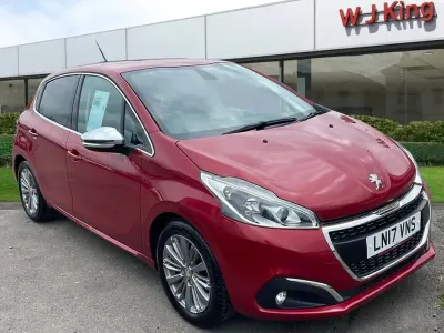 Used Peugeot 208 Allure 82 HP (60 kW) 2017 Red Hatchback