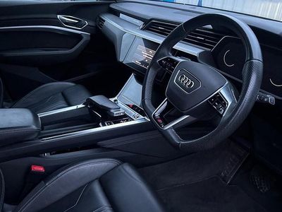 Używany Audi e-tron Black Edition 300 kW (408 KM) 2022 Czarny SUV