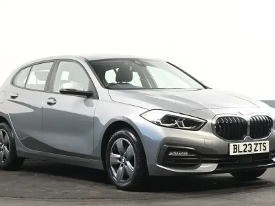 Usado BMW 118 Sport Line 134 CV (98 kW) 2023 Gris Utilitario