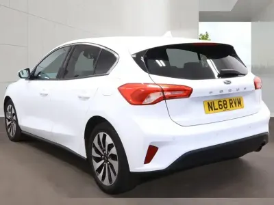 Used Ford Focus Zetec 125 HP (91 kW) 2018 White Hatchback