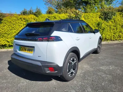 Begagnad Peugeot e-2008 GT 113 kW (154 HK) 2024 Vit SUV