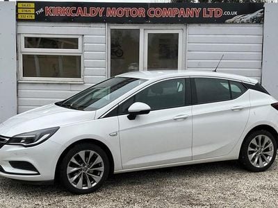 Used Vauxhall Astra Design Edition 105 HP (77 kW) 2017 White Hatchback