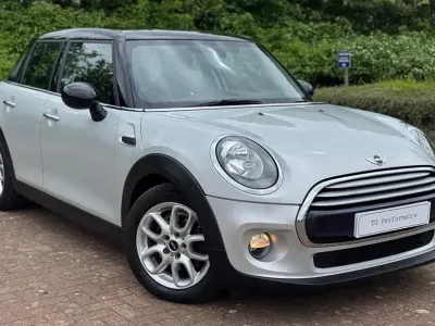Begagnad Mini Cooper D Hatch 2015 Silver Halvkombi