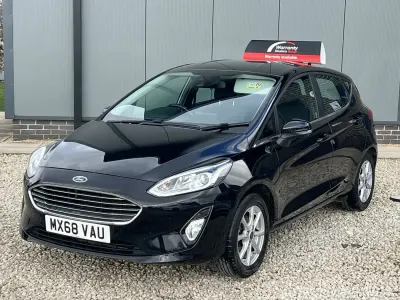 Begagnad Ford Fiesta Zetec 70 HK (51 kW) 2018 Svart Halvkombi