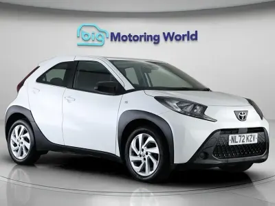 Używany Toyota Aygo X PURE 72 KM (52 kW) 2022 Biały SUV