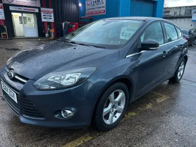 Usado Ford Focus Zetec 2014 Gris Utilitario