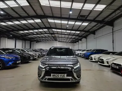 Begagnad Mitsubishi Outlander P-HEV 2020 Grå SUV