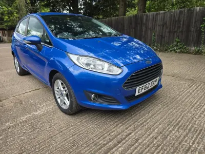 Używany Ford Fiesta Zetec 75 KM (55 kW) 2013 Niebieski Hatchback