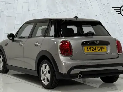 Usado Mini Cooper Classic 134 CV (98 kW) 2024 Plateado Utilitario