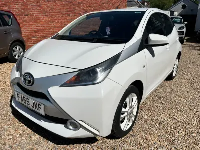Usado Toyota Aygo X-pure 68 HP (50 kW) 2016 Branco Citadino