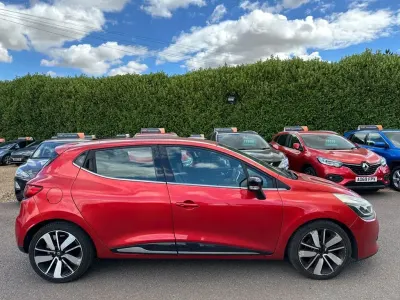 Used Renault Clio Dynamique 90 HP (66 kW) 2015 Flame red Hatchback