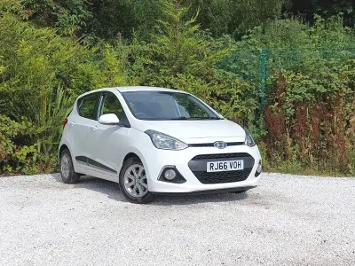 Used Hyundai i10 Premium 87 HP (63 kW) 2016 White Hatchback