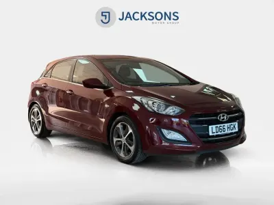 Used Hyundai i30 SE 100 HP (73 kW) 2016 Red Hatchback