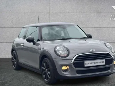 Usado Mini Cooper Hatch 134 CV (98 kW) 2017 Gris Utilitario